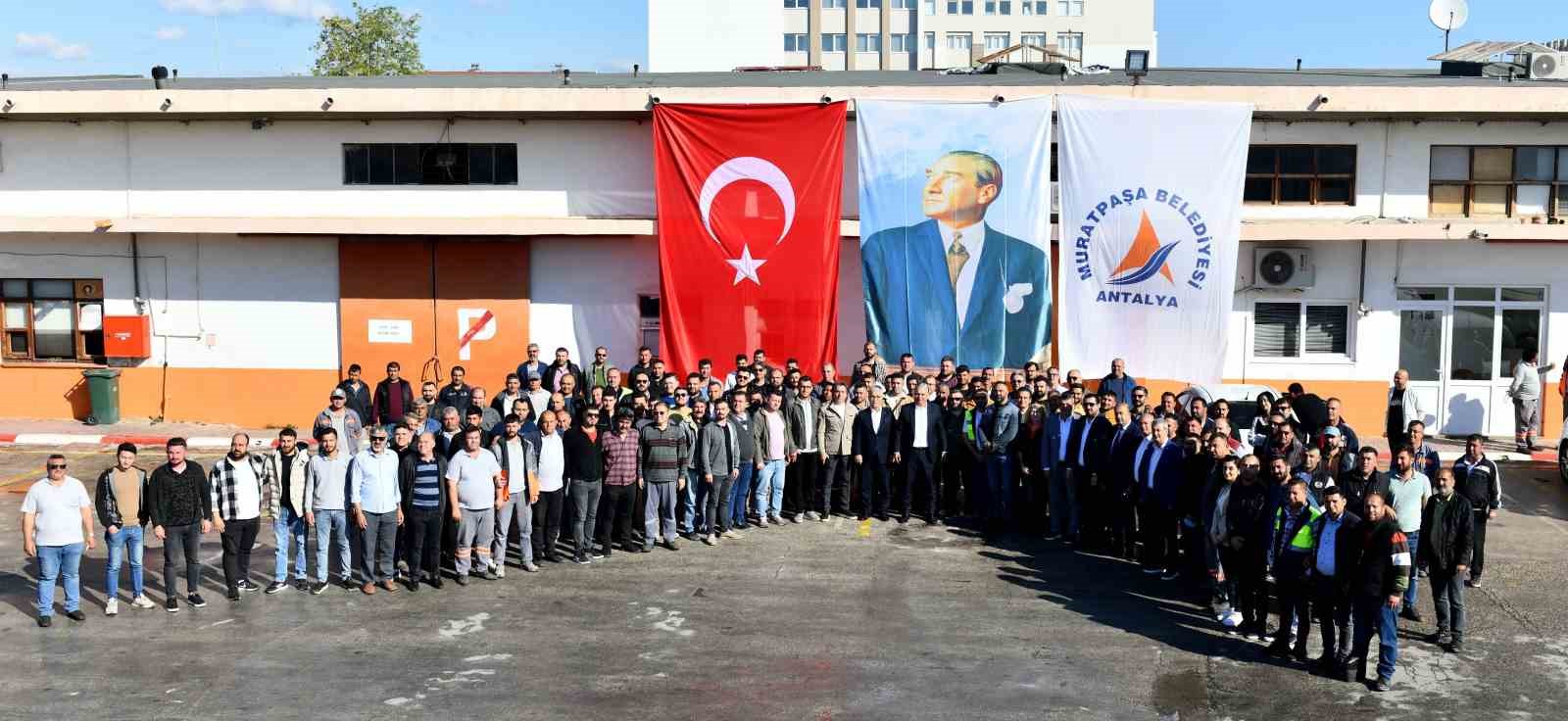 MURATPAŞA BELEDİYE BAŞKANI ÜMİT UYSAL, BELEDİYE ÇALIŞANLARIYLA BAYRAMLAŞTI.