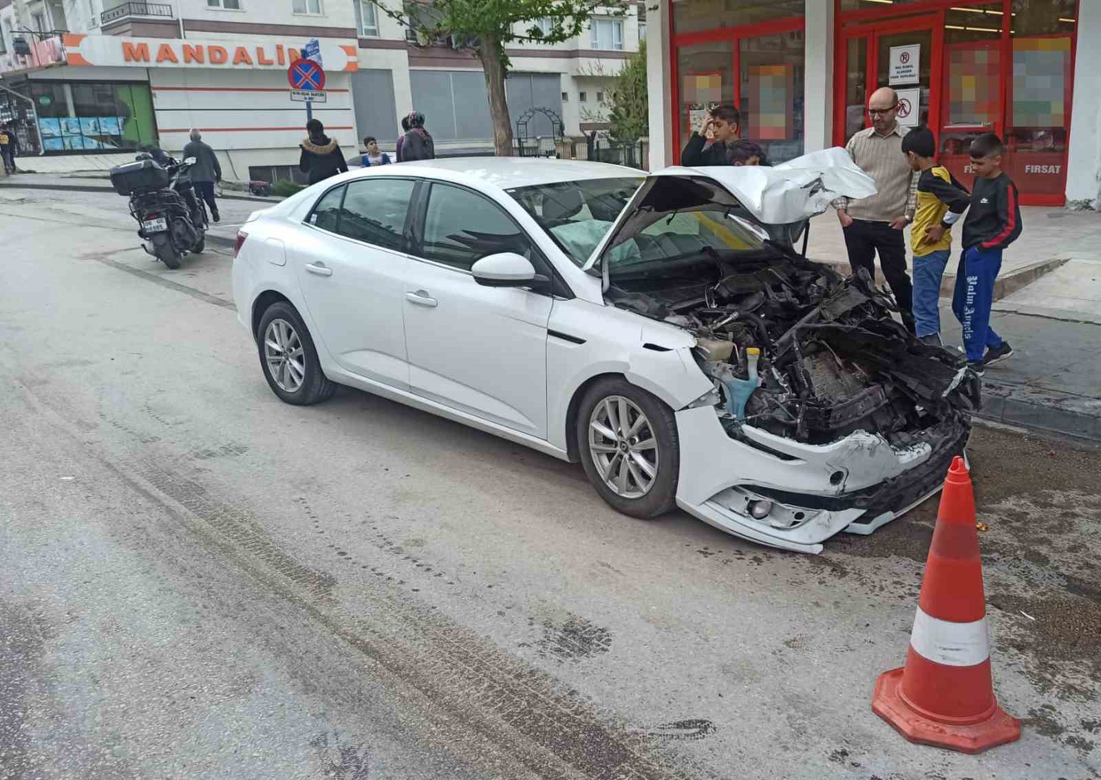 ANKARA'NIN SİNCAN LİÇESİNDE BİR OTOMOBİLİN PARK HALİNDEKİ ARACA ÇARPMA ANI