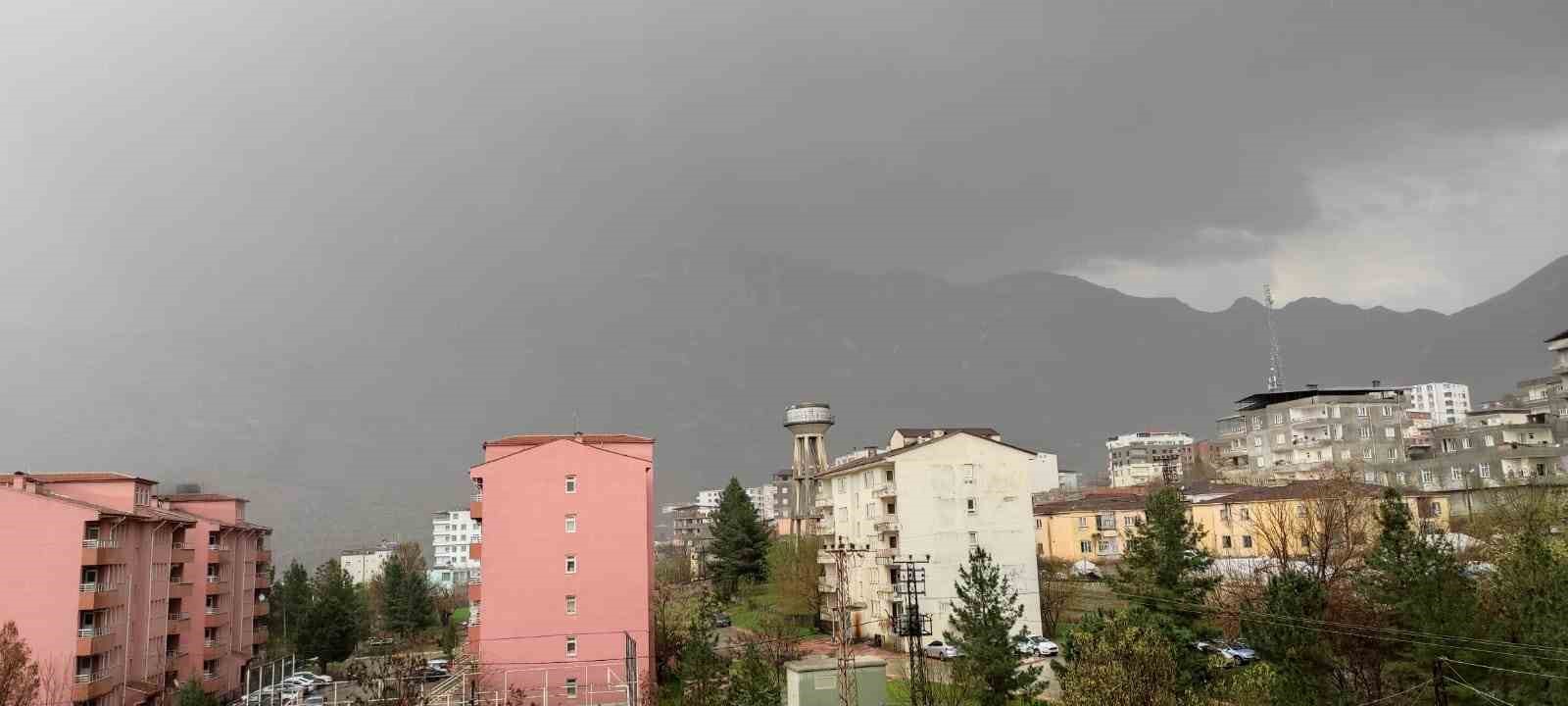 BATMAN’DA ANİDEN DEĞİŞEN HAVA CADDE VE SOKAKLARI SELE ÇEVİRDİ