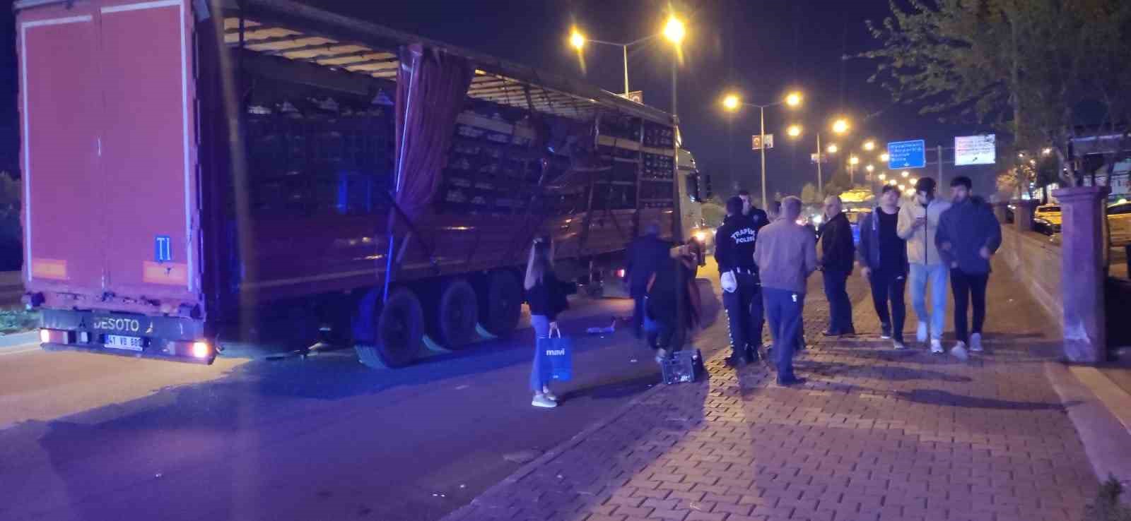 BATMAN’DA TRAFİKTE SEYİR HALİNDEKİ SEBZE YÜKLÜ TIRIN DORSESİNDEN SARKAN SEBZELERİN