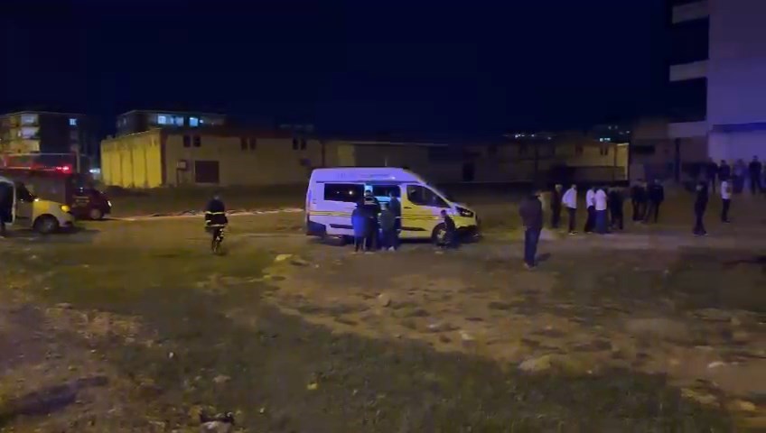 BATMAN’DA 4 KATLI BİR BİNANIN BEKÇİLİĞİNİ YAPAN YAŞLI ADAM ASANSÖR