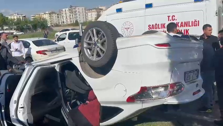 BATMAN’DA OTOMOBİLİN REFÜJE ÇARPARAK TAKLA ATTIĞI KAZADA 2 KİŞİ YARALANDI.