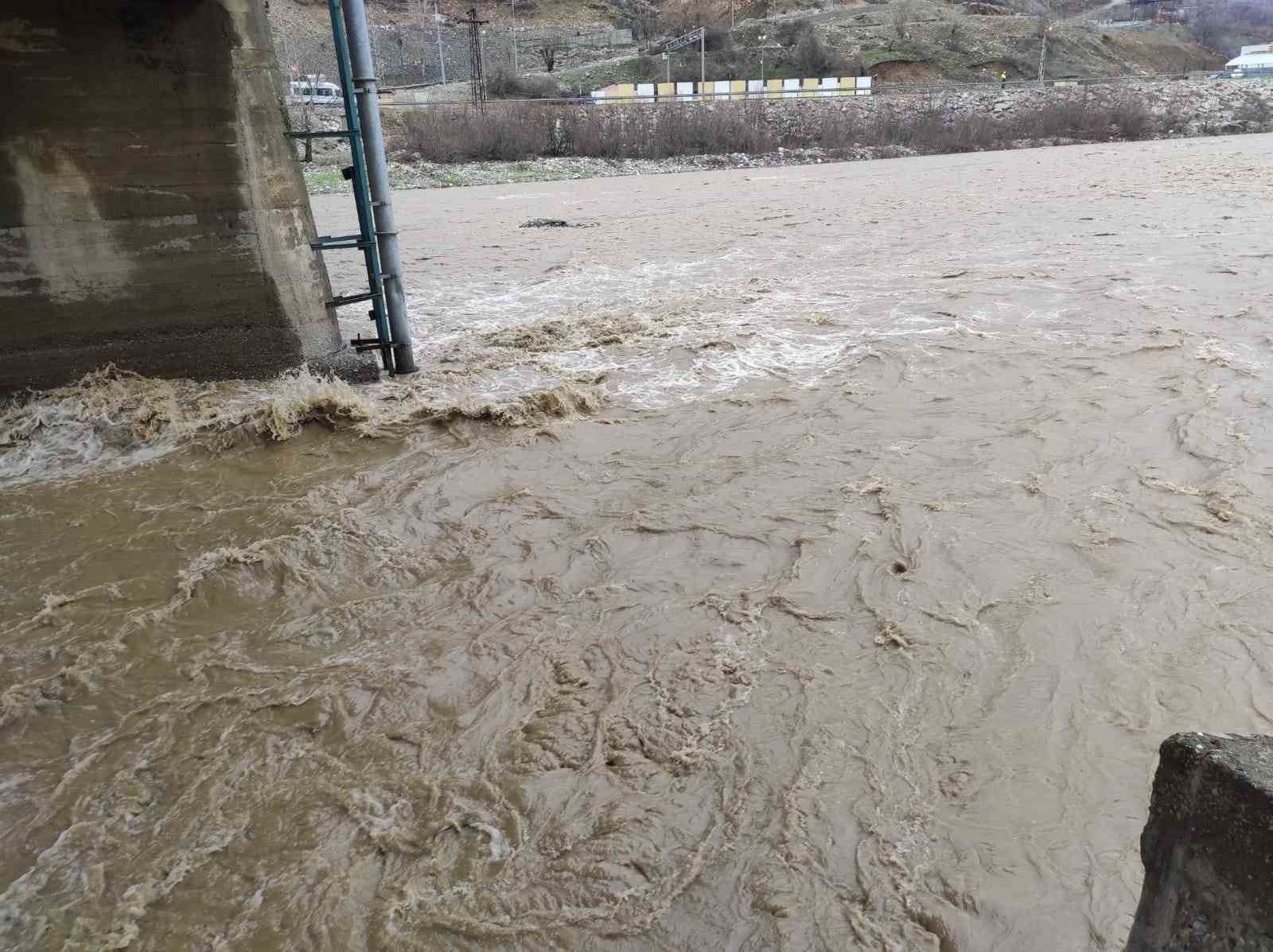 KAPANAN KÖY YOLLARINI AÇMA ÇALIŞMALARI BAŞLATAN ÖZEL İDARE EKİPLERİ, YOLLARI