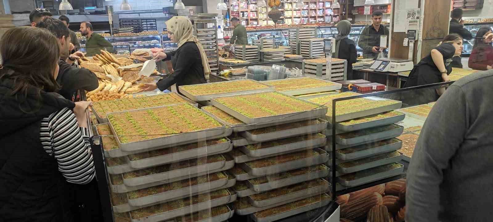TATLICI ESNAFINDA BAYRAM YOĞUNLUĞU YAŞANIYOR