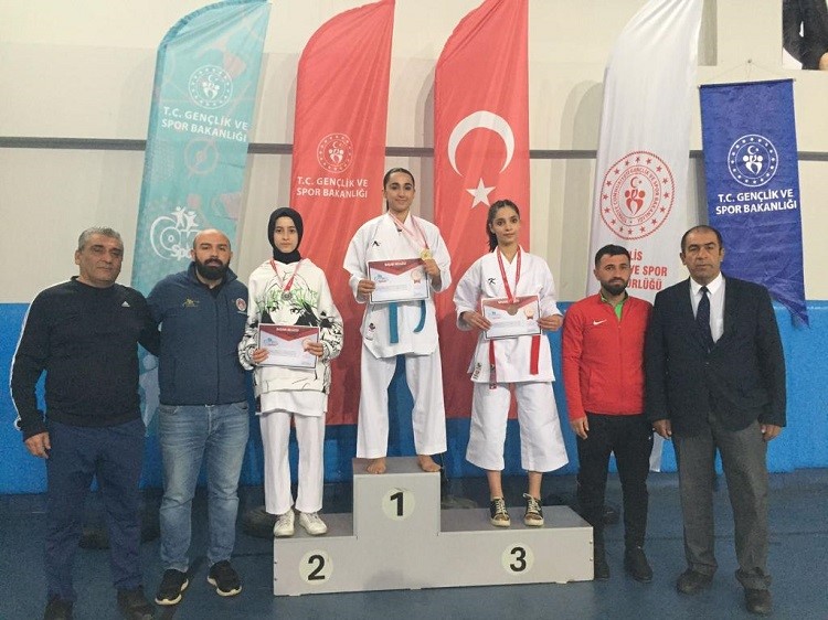 BATMANLI KADIN SPORCULAR, BİTLİS'TE KATILDIKLARI SPOR MÜSABAKASINDA 3 GÜMÜŞ VE