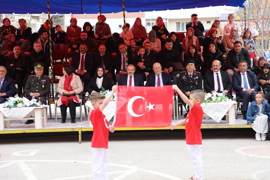 BAYBURT’TA 23 NİSAN COŞKUYLA KUTLANDI
