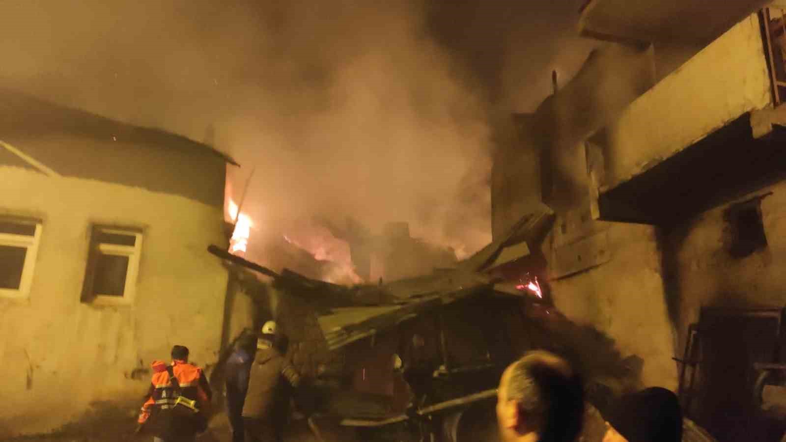 BAYBURT’TA KÖYDEKİ 3 EV, 6 AHIR VE 4 SAMANLIK YANDI