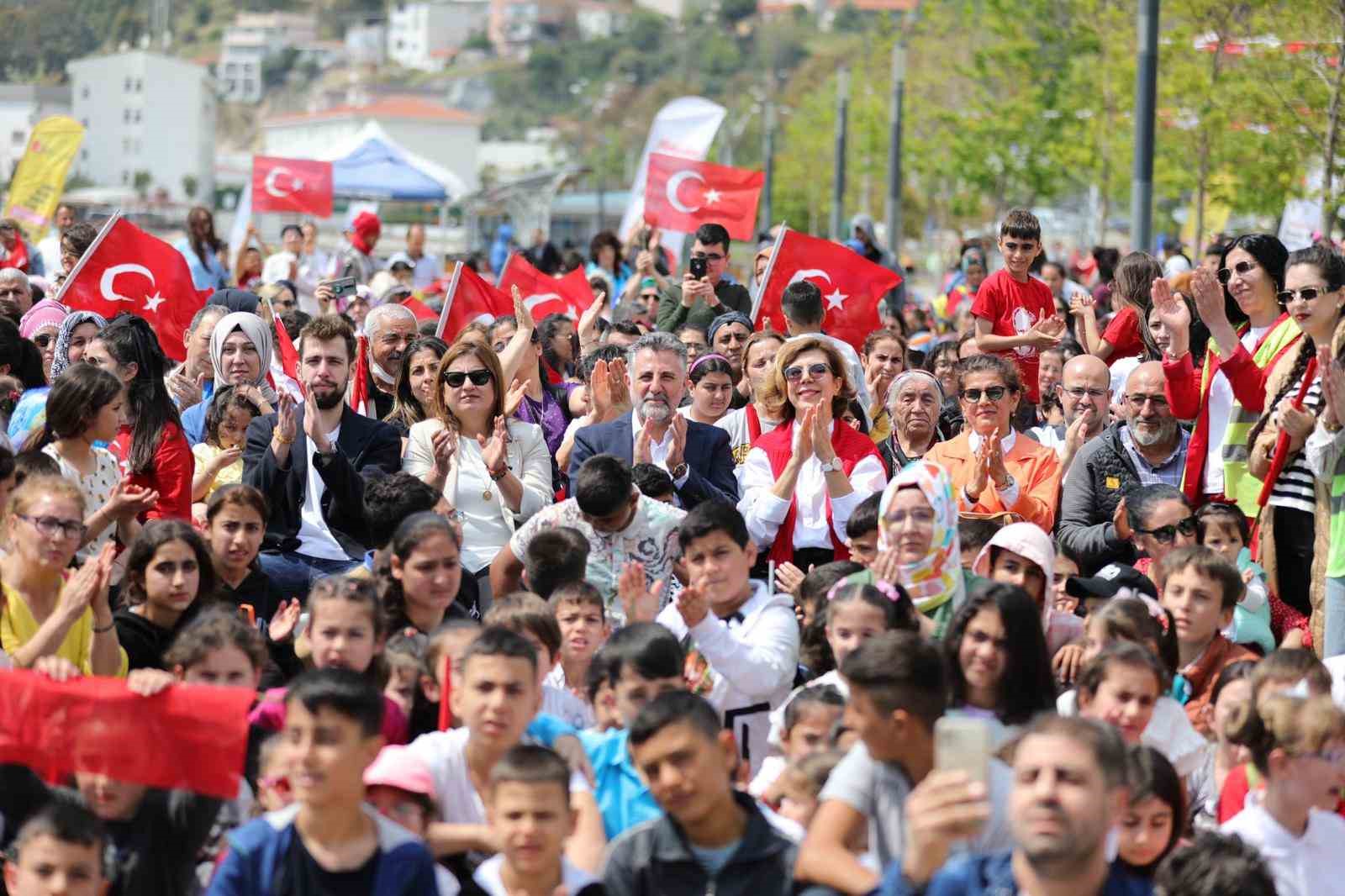 BAYRAKLI VE SELÇUK'TA 23 NİSAN'DA ÇOCUKLAR DOYASIYA EĞLENDİ
