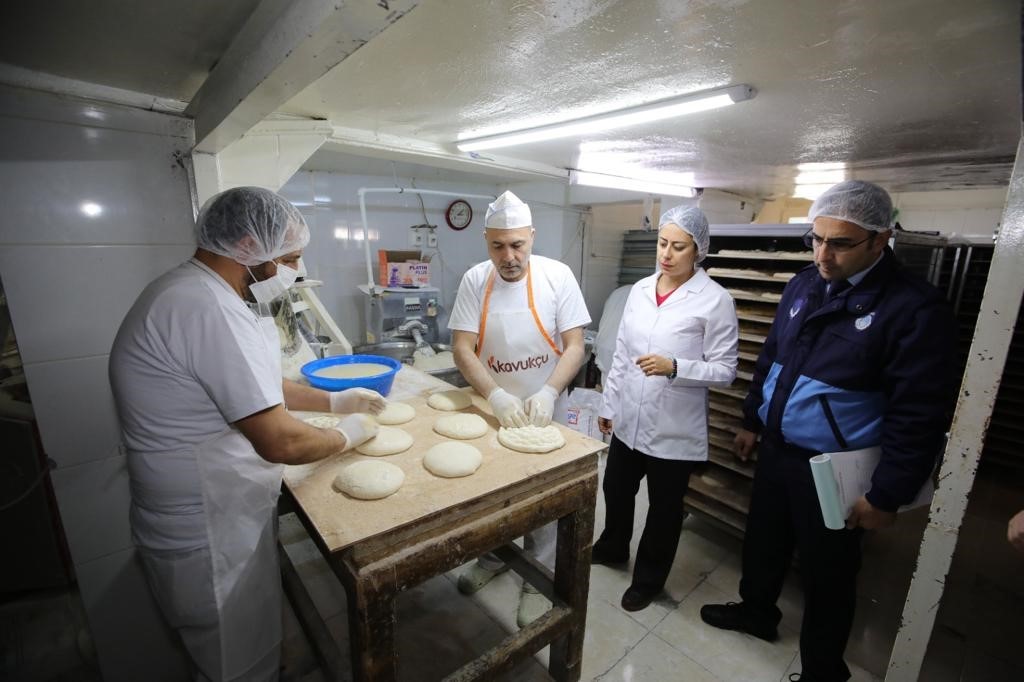 RAMAZAN AYI DOLAYISIYLA ÇALIŞMALARINI SIKLAŞTIRAN BAYRAKLI BELEDİYESİ ZABITA MÜDÜRLÜĞÜ EKİPLERİ,