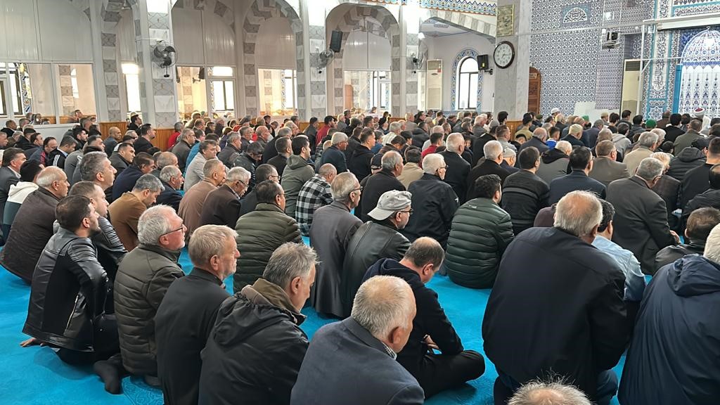BAYRAM COŞKUSU CAMİLERDE NAMAZLA BİRLİKTE BAŞLADI