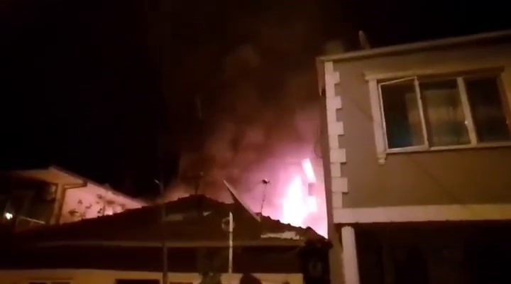SAKARYA’NIN ADAPAZARI İLÇESİNDE TEK KATLI EVİN ARDİYE KISMINDA ÇIKAN YANGIN