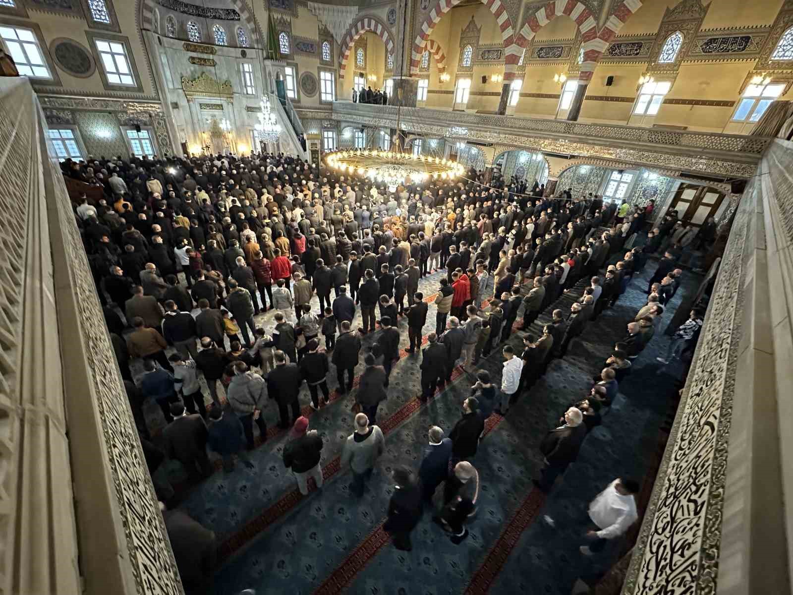 ELAZIĞ’DA VATANDAŞLAR BAYRAM NAMAZI İÇİN SABAHIN ERKEN SAATLERİNDE CAMİLERE AKIN