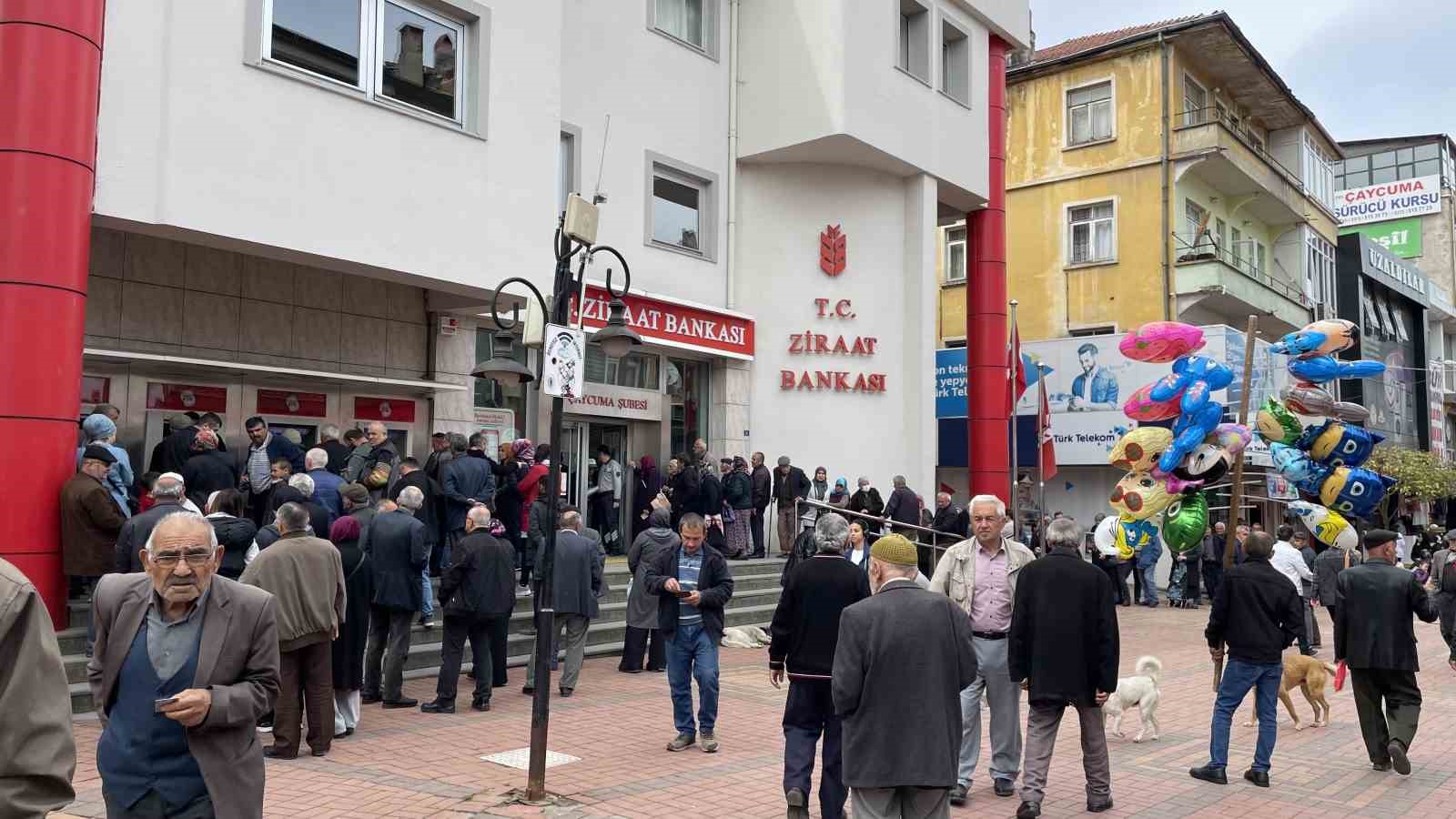 ZONGULDAK’IN ÇAYCUMA İLÇESİNDE RAMAZAN BAYRAMI'NA SAYILI GÜNLER KALA BANKALAR ÖNÜNDE