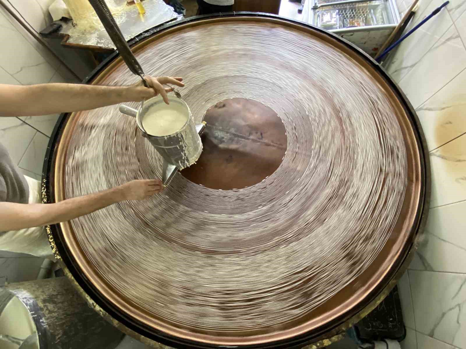 KONYA’DA BAKIR TEPSİDE GELENEKSEL OLARAK PİŞİRİLEN TEL KADAYIF SOFRALARA HAZIRLANIRKEN,