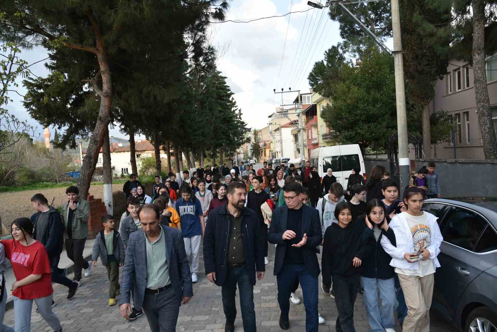 BAYRAM ÖNCESİ GENÇLERDEN ŞEHİTLİK ZİYARETİ
