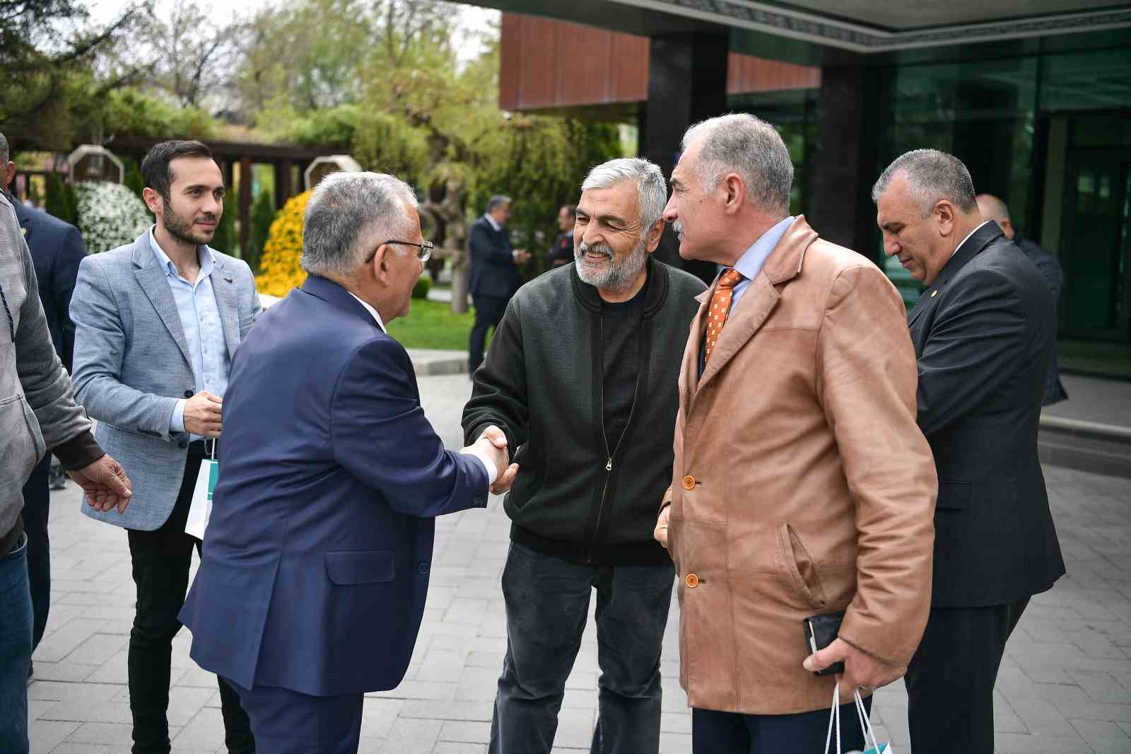 KAYSERİ BÜYÜKŞEHİR BELEDİYE BAŞKANI DR. MEMDUH BÜYÜKKILIÇ, BÜYÜKŞEHİR BELEDİYESİ ÖNÜNDE