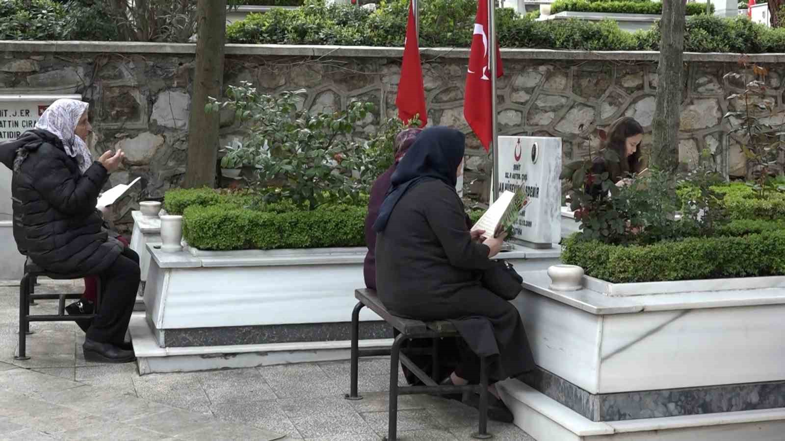 RAMAZAN BAYRAMI ARİFESİNDE AY YILDIZLI BAYRAKLARLA DONATILAN PINARBAŞI ŞEHİTLİĞİNE AKIN