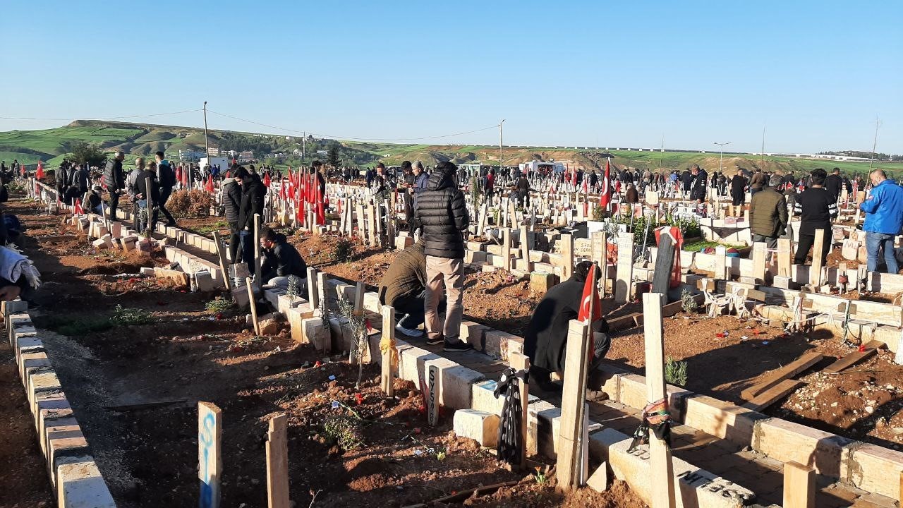 DEPREMİN VURDUĞU ADIYAMAN’DA VATANDAŞLAR BAYRAM NAMAZI SONRASINDA MEZARLIĞA AKIN ETTİ.