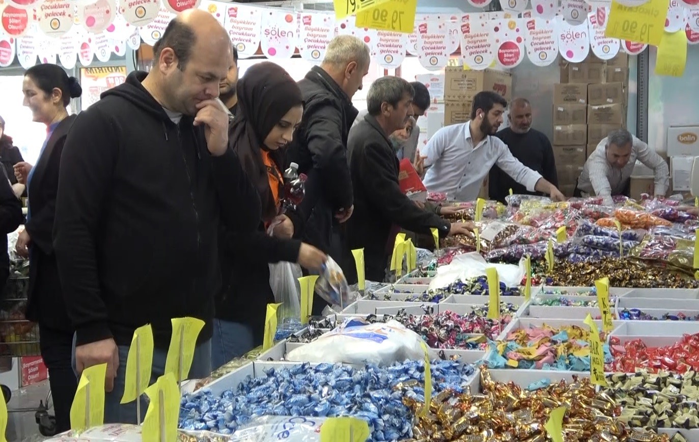 MUŞ’TA VATANDAŞ VE ESNAFLARIN RAMAZAN BAYRAMI HAZIRLIKLARI DEVAM EDİYOR.