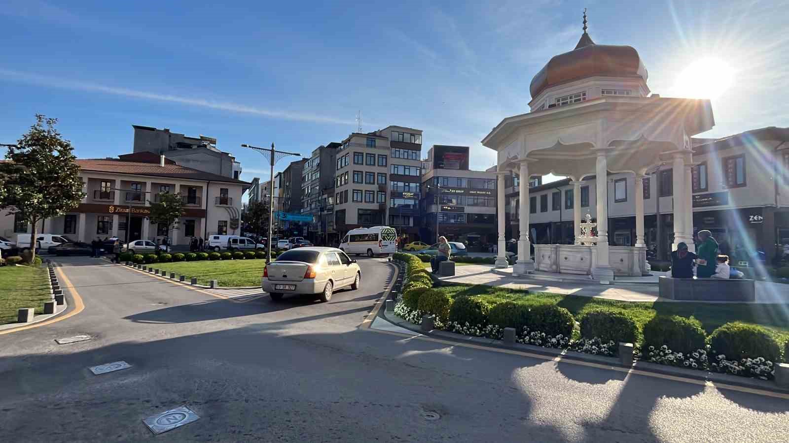 BAYRAM SONRASI GÜNEŞLİ HAVAYI GÖREN BALIKESİRLİ'LER KENDİNİ SOKAĞA ATTI.
