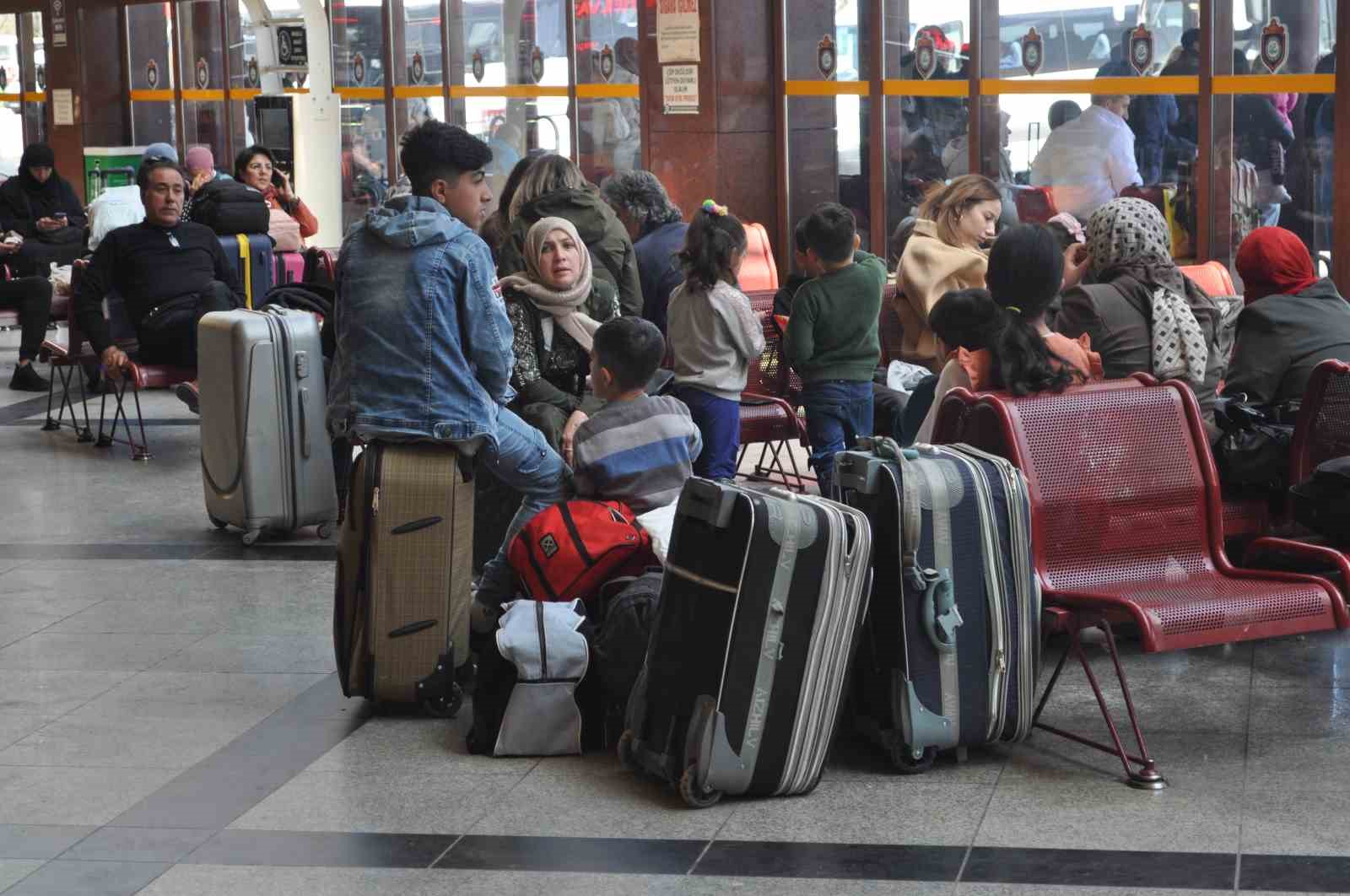 ESKİŞEHİR'DEN MEMLEKETLERİNE GERİ DÖNEN VATANDAŞLAR, OTOGARDA YOĞUNLUĞA NEDEN OLDU.