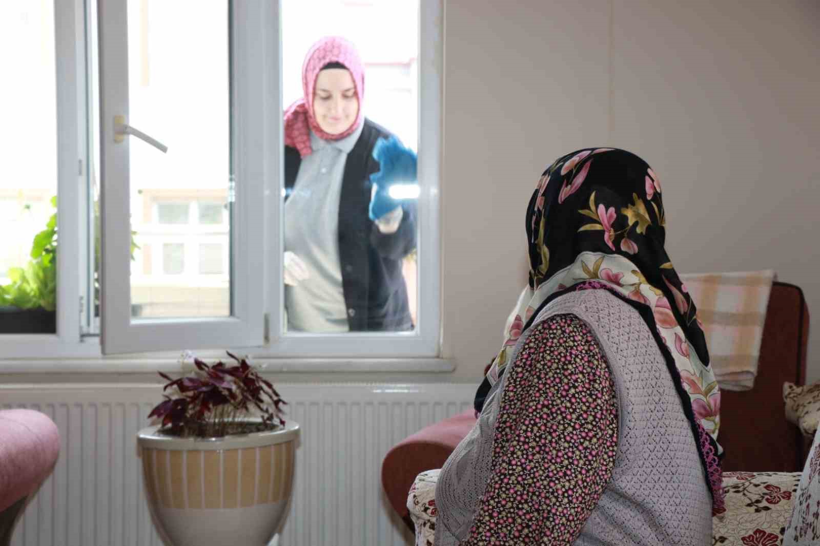 KOCAELİ'DE YAŞLI VE İHTİYAÇ SAHİBİ VATANDAŞLARIN EVLERİNDE BAYRAM TEMİZLİĞİ YAPILDI.