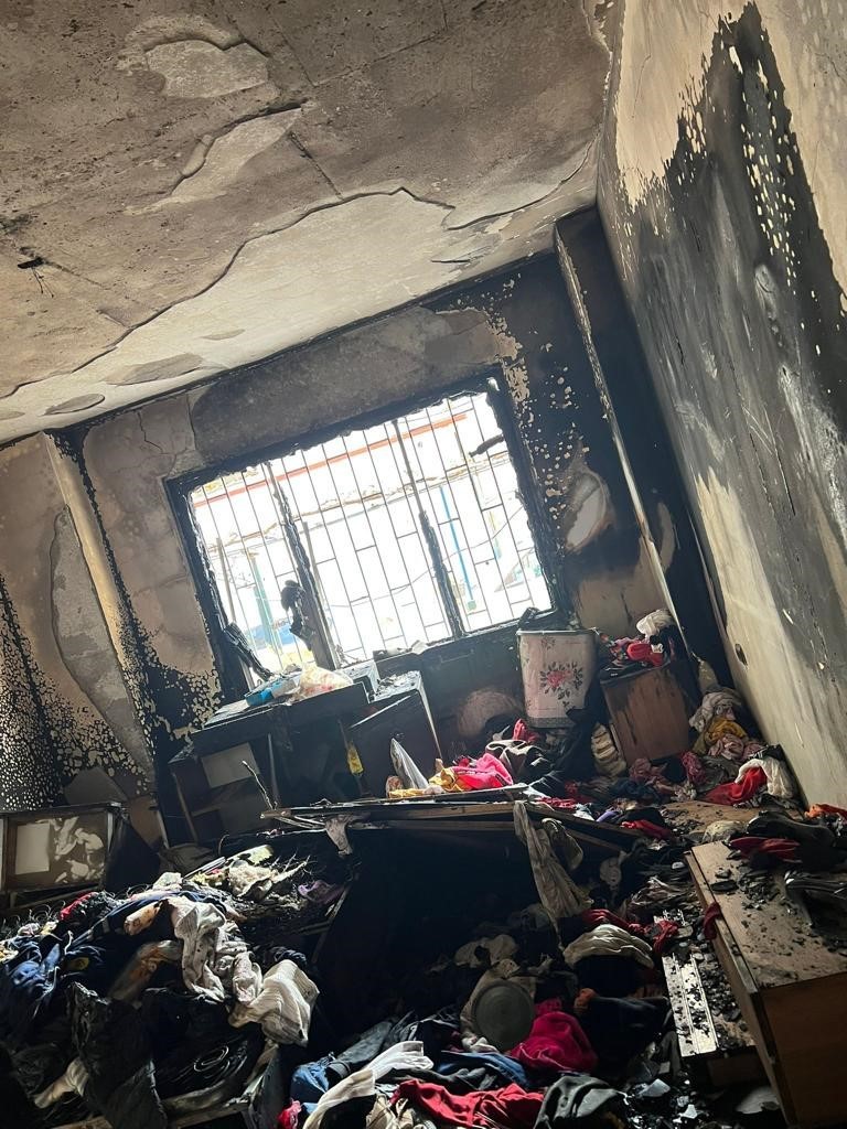KOCAELİ’NİN DARICA İLÇESİNDE ÜÇ KATLI BİNANIN ZEMİN KATINDA YANGIN ÇIKTI.