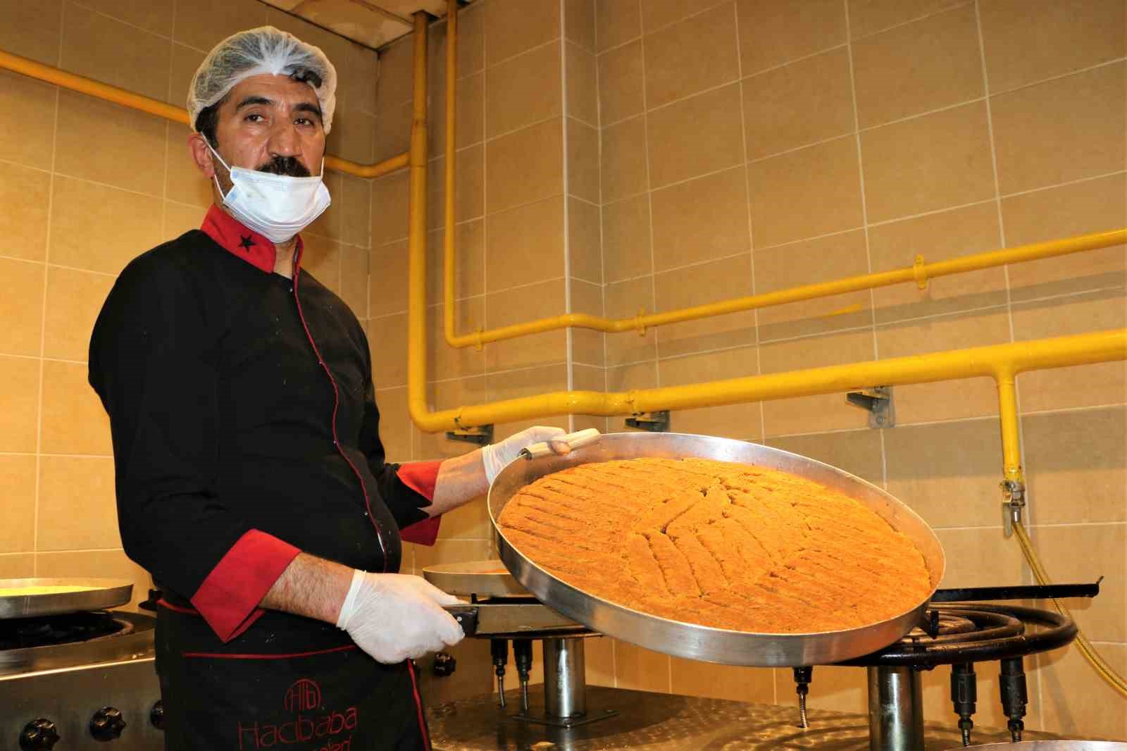 YAKLAŞAN RAMAZAN BAYRAMI ÖNCESİ DİYARBAKIR’DA BULUNAN TATLI İMALATHANELERİNDE MESAİ YOĞUNLUĞU