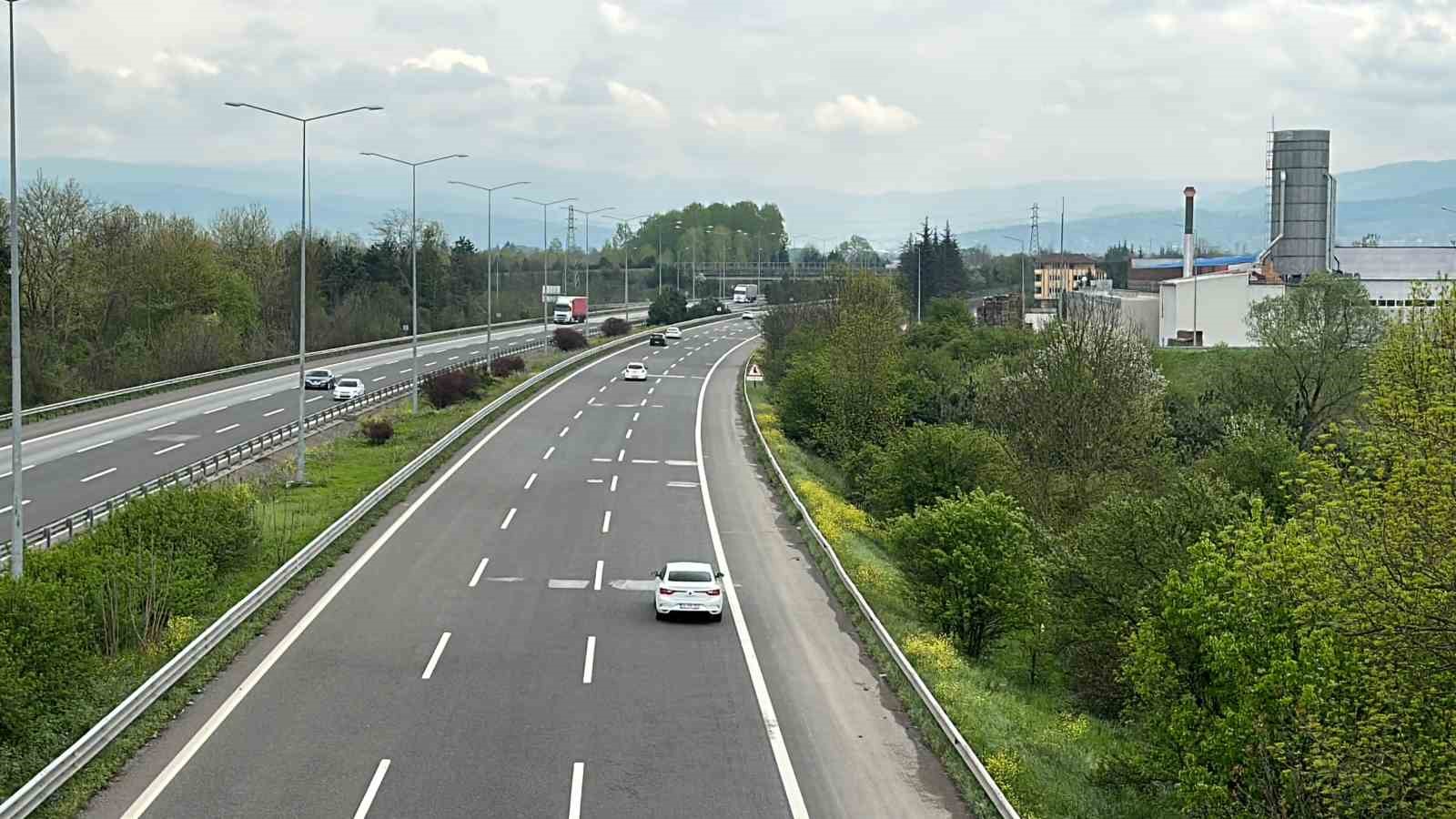 RAMAZAN BAYRAMI’NIN İLK GÜNÜNDE TEM OTOYOLU DÜZCE GEÇİŞİNDE YOL BOŞ