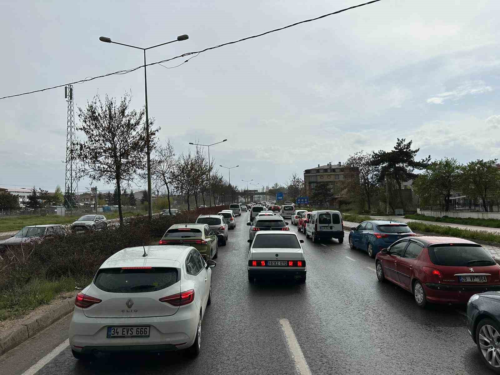 ESKİŞEHİR’DE BAYRAMIN İKİNCİ GÜNÜNDE GEZMEYE ÇIKAN VATANDAŞLAR, YOLLARI TIKANMA NOKTASINA