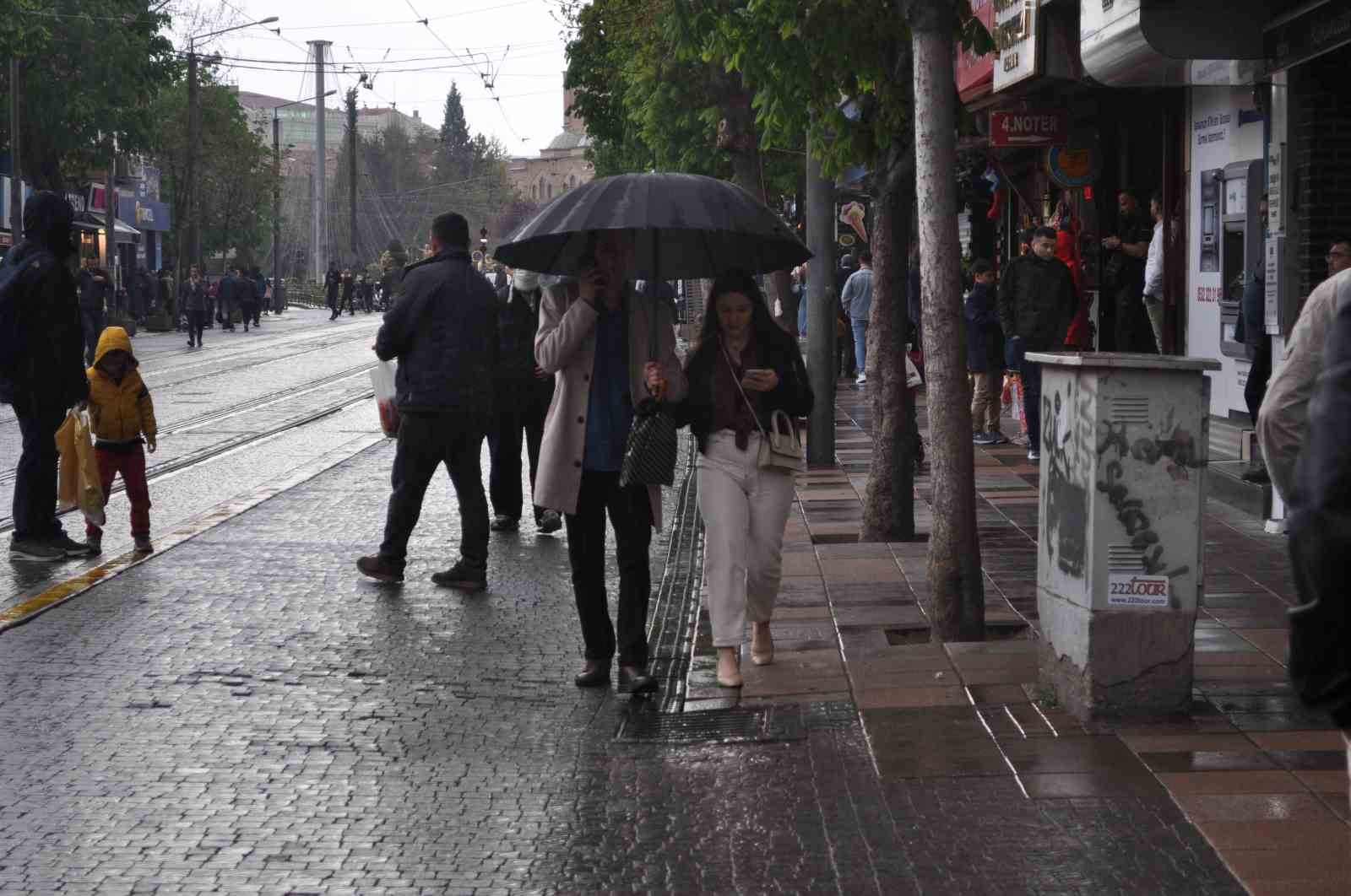 ESKİŞEHİR’DE BAYRAMIN İKİNCİ GÜNÜNDE GEZMEYE ÇIKAN VATANDAŞLAR SAĞANAK YAĞMURA YAKALANDI.