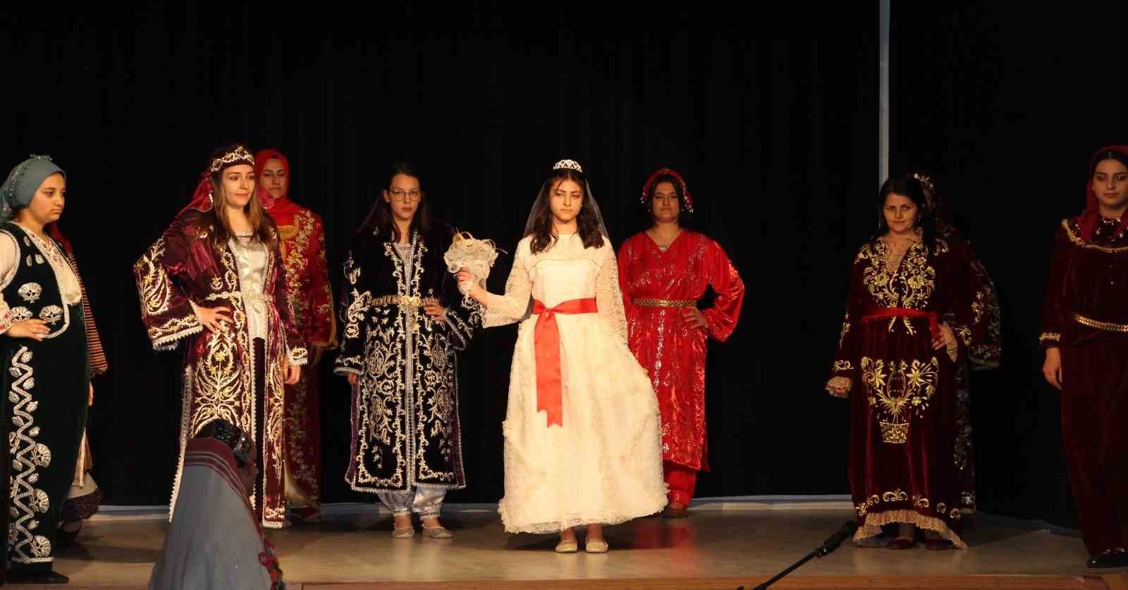 ÇANAKKALE'NİN BAYRAMİÇ İLÇESİNDE 15-22 NİSAN TURİZM HAFTASI DOLAYISIYLA İLÇE HALK