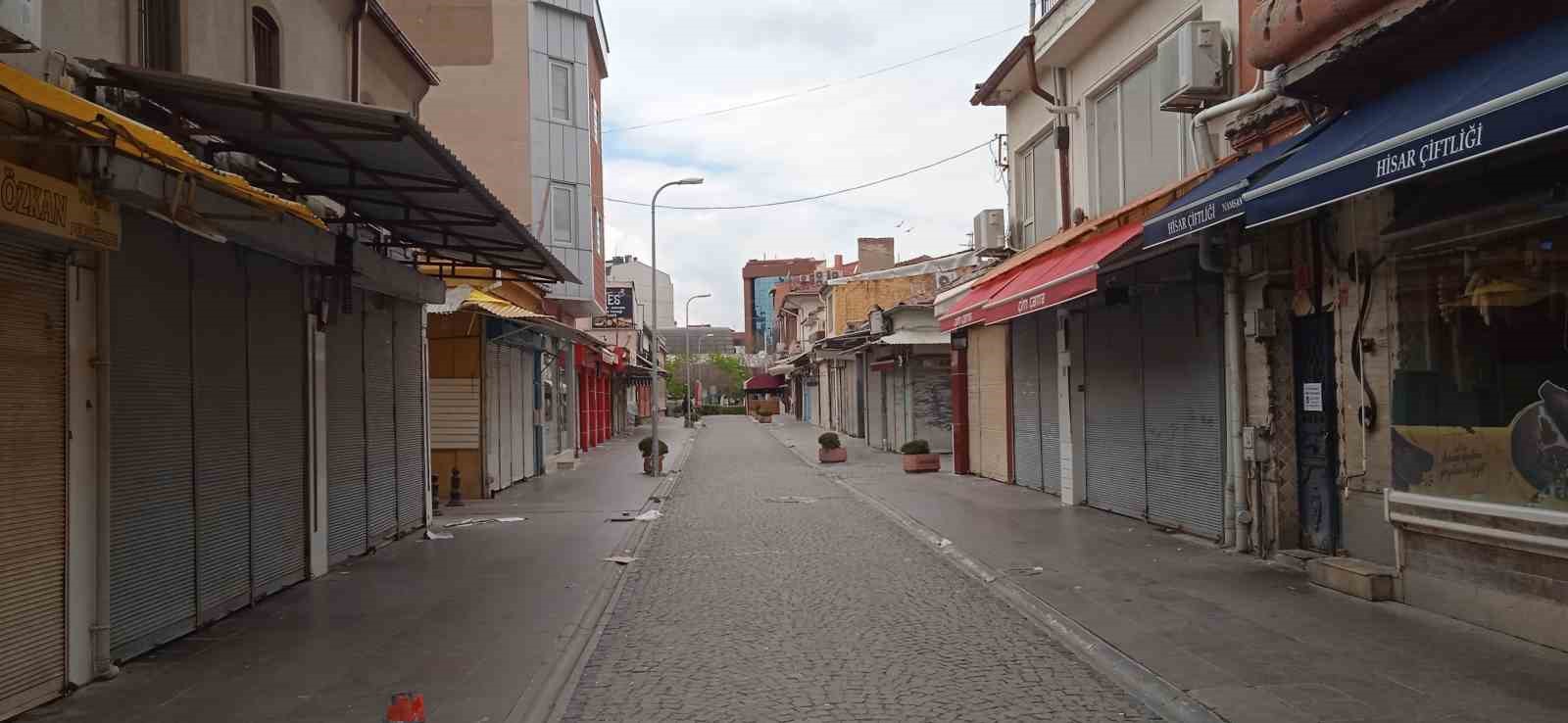 RAMAZAN BAYRAMI'NIN İLK GÜNÜNDE ESKİŞEHİR'DE VATANDAŞLARIN YOĞUN OLARAK ALIŞVERİŞ YAPTIĞI