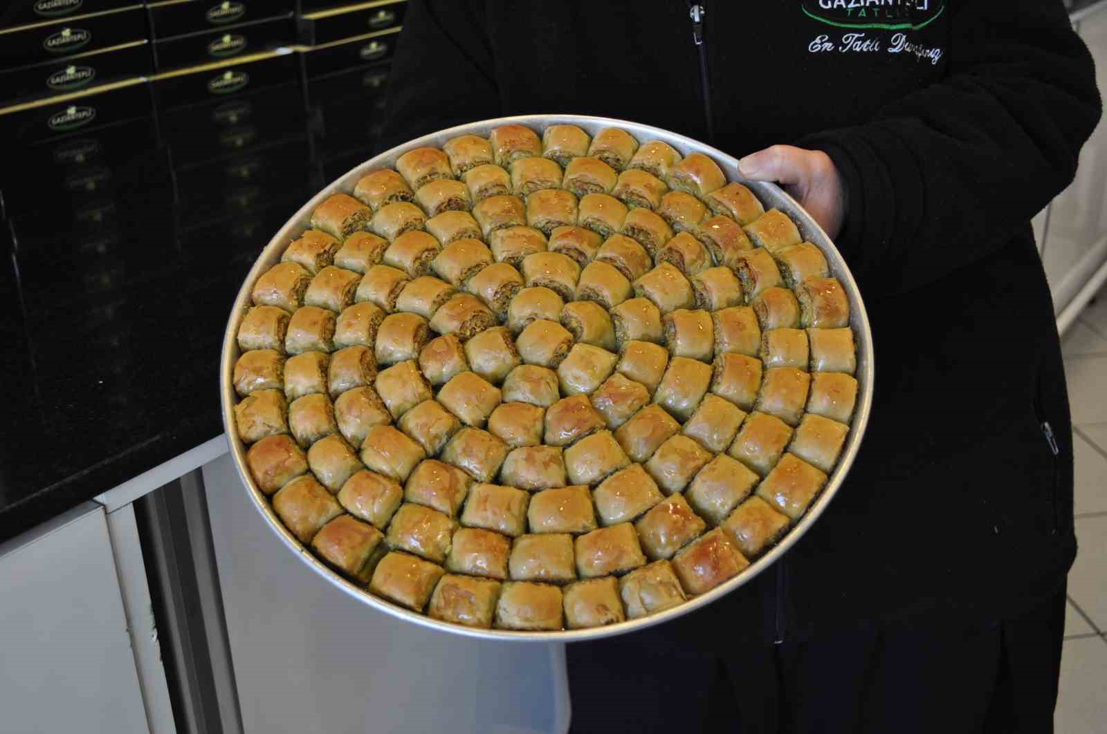 AYŞE ŞENOĞUL'UN ELİNDEKİ 1 TEPSİ BAKLAVA
