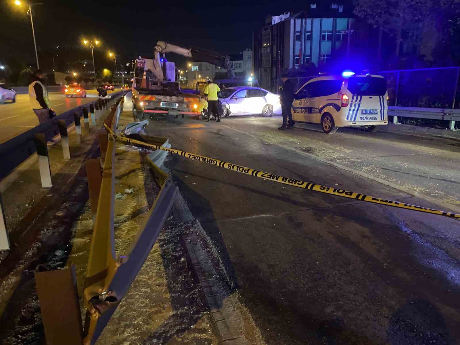 BAYRAMPAŞA'DA ALKOLLÜ SÜRÜCÜ BARİYERE ÇARPTI: 1 AĞIR YARALI