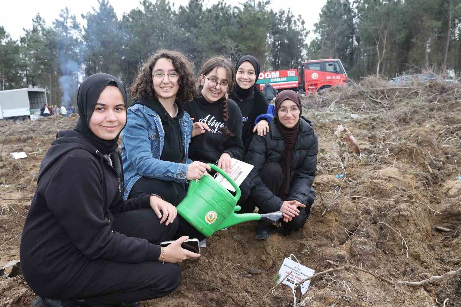 BAYRAMPAŞALI LİSE ÖĞRENCİLERİ, KAHRAMANMARAŞ MERKEZLİ DEPREMLERDE HAYATINI KAYBEDEN VATANDAŞLAR ANISINA