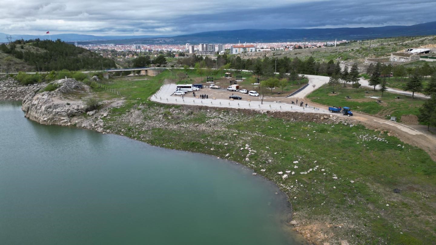 ÇORUM BELEDİYESİ, BARAJ ETRAFINDA YAPTIĞI DÜZENLEMEYLE BÖLGEYİ VATANDAŞLARIN RAHATLIKLA PİKNİK