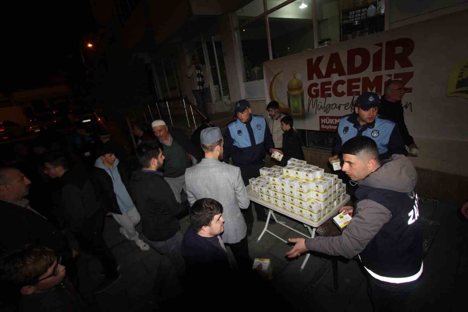 BAYBURT BELEDİYESİ ZABITA MÜDÜRLÜĞÜ EKİPLERİ DE KANDİL SİMİDİ GELENEĞİNİ DEVAM