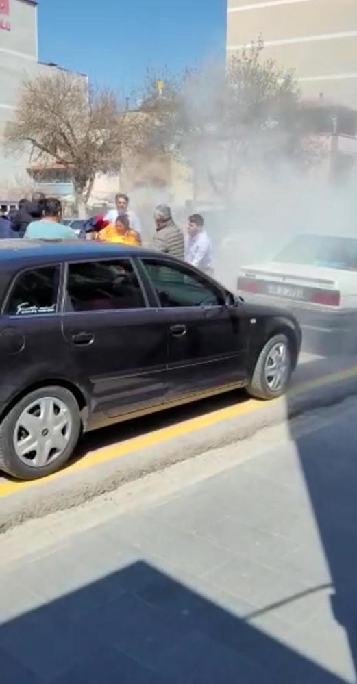 KAYSERİ'NİN YAHYALI İLÇESİNDE BELEDİYE BİNASI ÖNÜNDE ÜZERİNE BENZİN DÖKÜP KENDİNİ