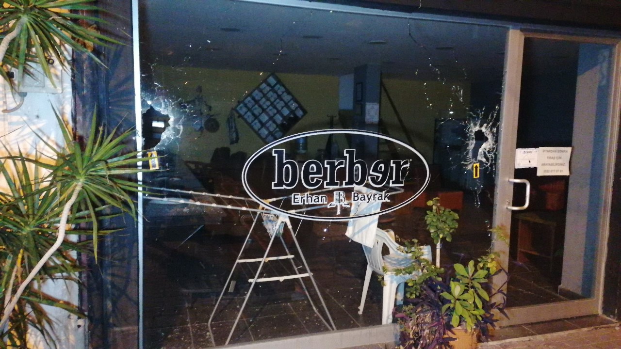 ANTALYA’NIN MANAVGAT İLÇESİNDE BERBER DÜKKANINA GECE KİMLİĞİ BELİRSİZ KİŞİLER TARAFINDAN