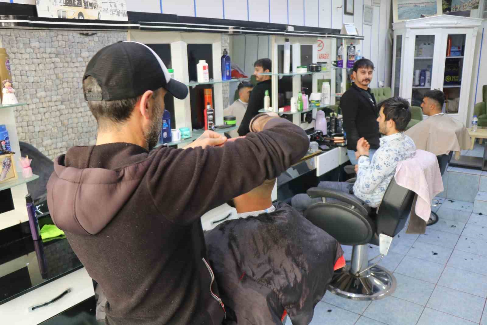 RAMAZAN BAYRAMI ARİFESİNDE TIRAŞINI SON GÜNE BIRAKAN VATANDAŞLAR, BERBERLERDE YOĞUNLUK