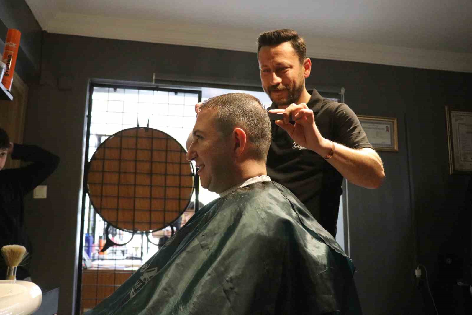 BOLU’DA RAMAZAN BAYRAMI’NA SAYILI GÜNLER KALA BERBERLERDE BAYRAM YOĞUNLUĞU YAŞANIYOR.