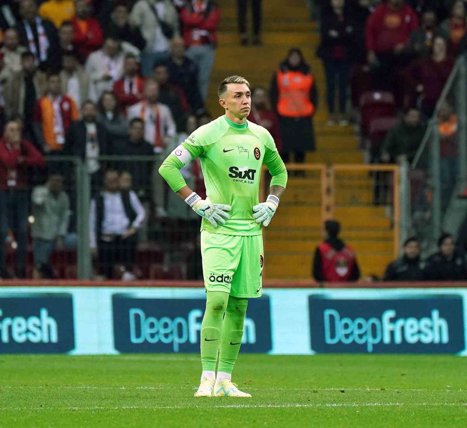 GALATASARAY’IN KAPTANI URUGUAYLI FİLE BEKÇİSİ FERNANDO MUSLERA, BEŞİKTAŞ'A KARŞI 24