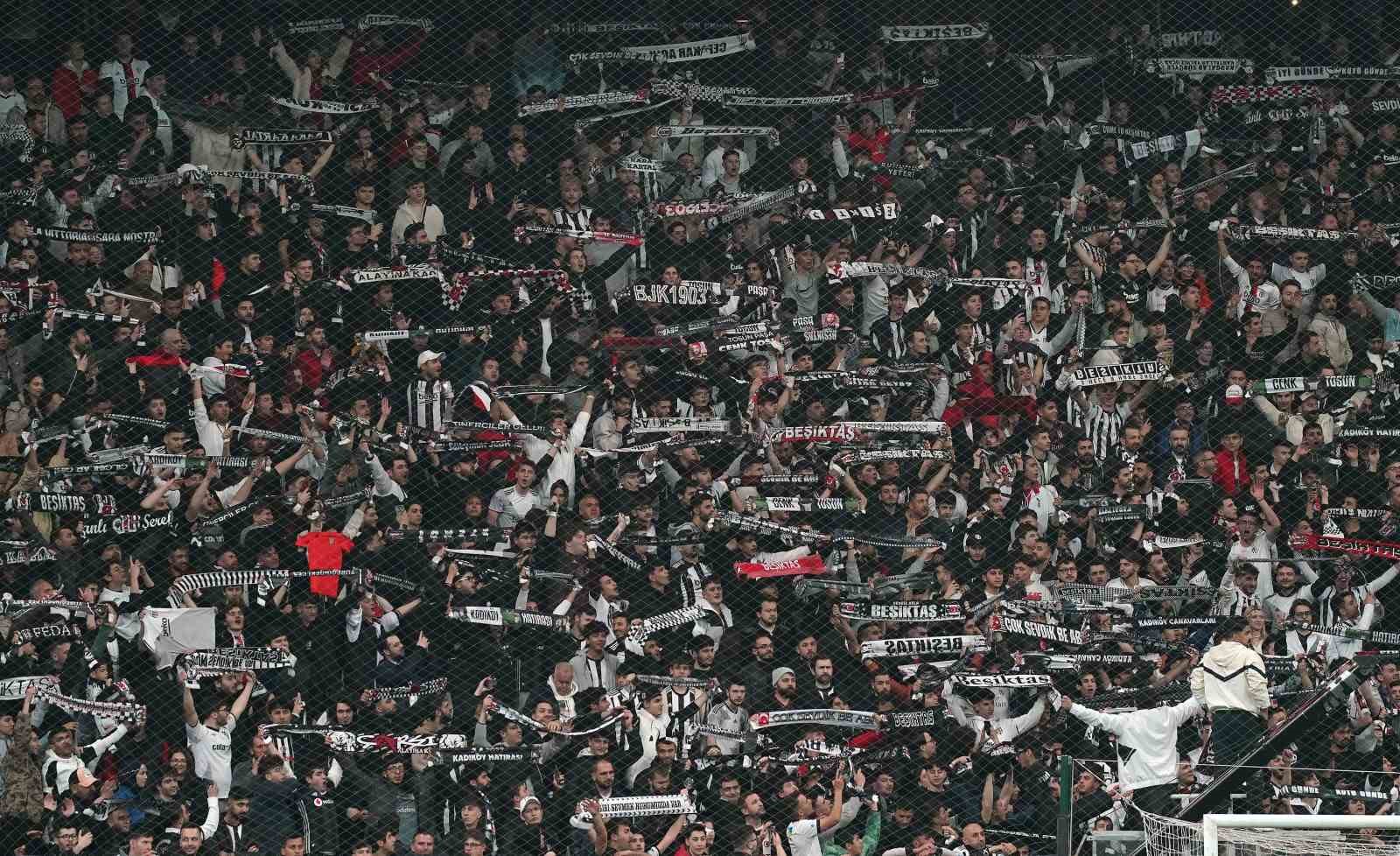 BU SEZON SÜPER LİG'DE EVİNDE OYNADIĞI 14 MAÇIN 9'UNDA İLK