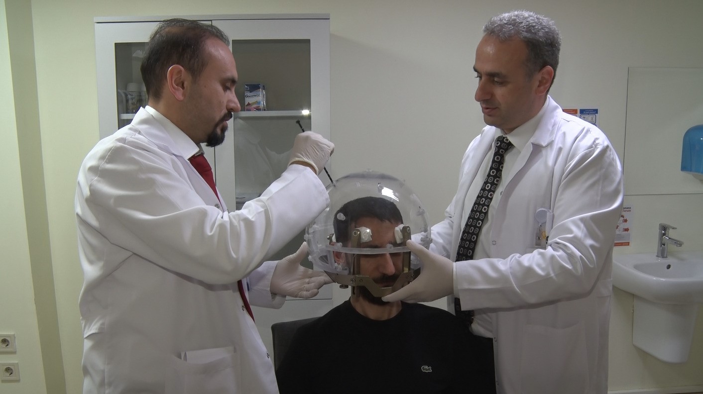 ANKARA KORU HASTANESİ BEYİN CERRAHI DOÇ. DR. GÜNER MENEKŞE, BEYİN