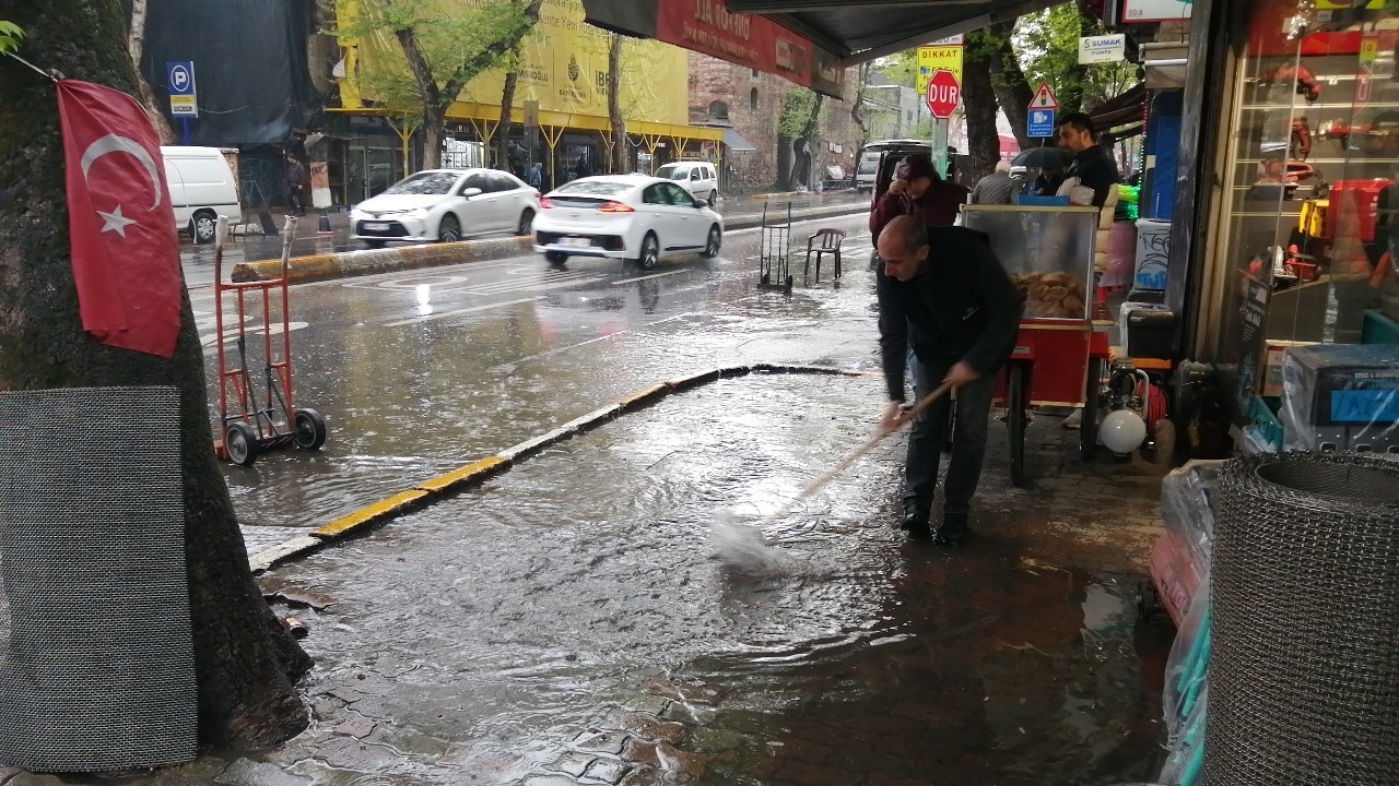 BEYOĞLU KARAKÖY PERŞEMBE PAZARI'NDA ETKİLİ OLAN SAĞANAK YAĞIŞ NEDENİYLE KALDIRIMLAR