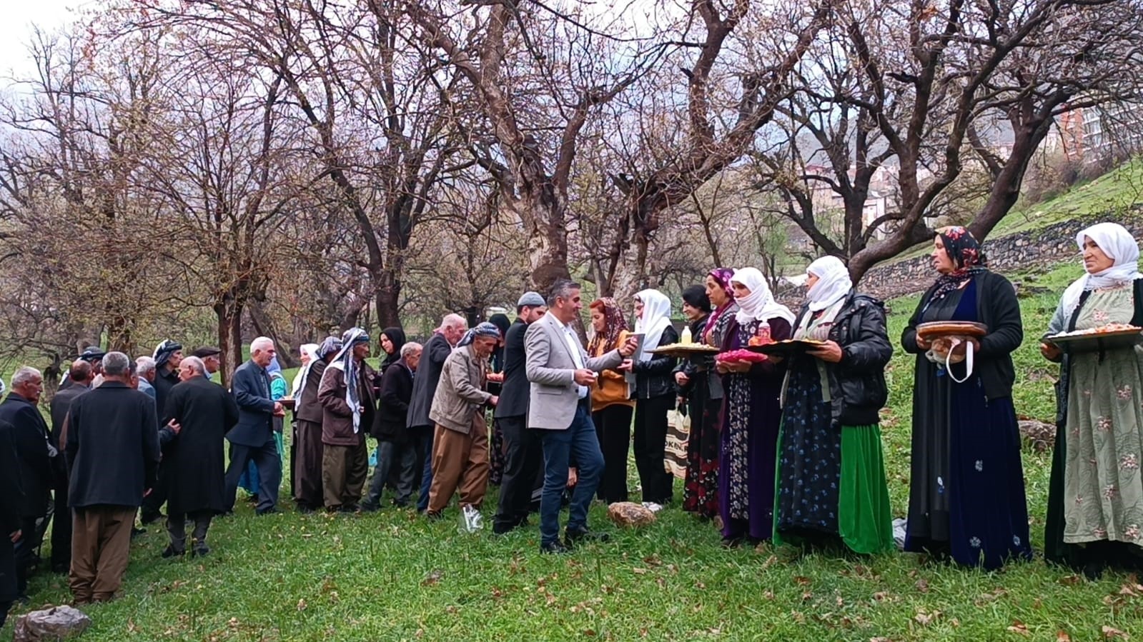ŞIRNAK’IN BEYTÜŞŞEBAP İLÇESİNDE KADINLARIN MEZARLIK GELENEĞİ DEVAM EDİYOR. SIRA HALİNDE