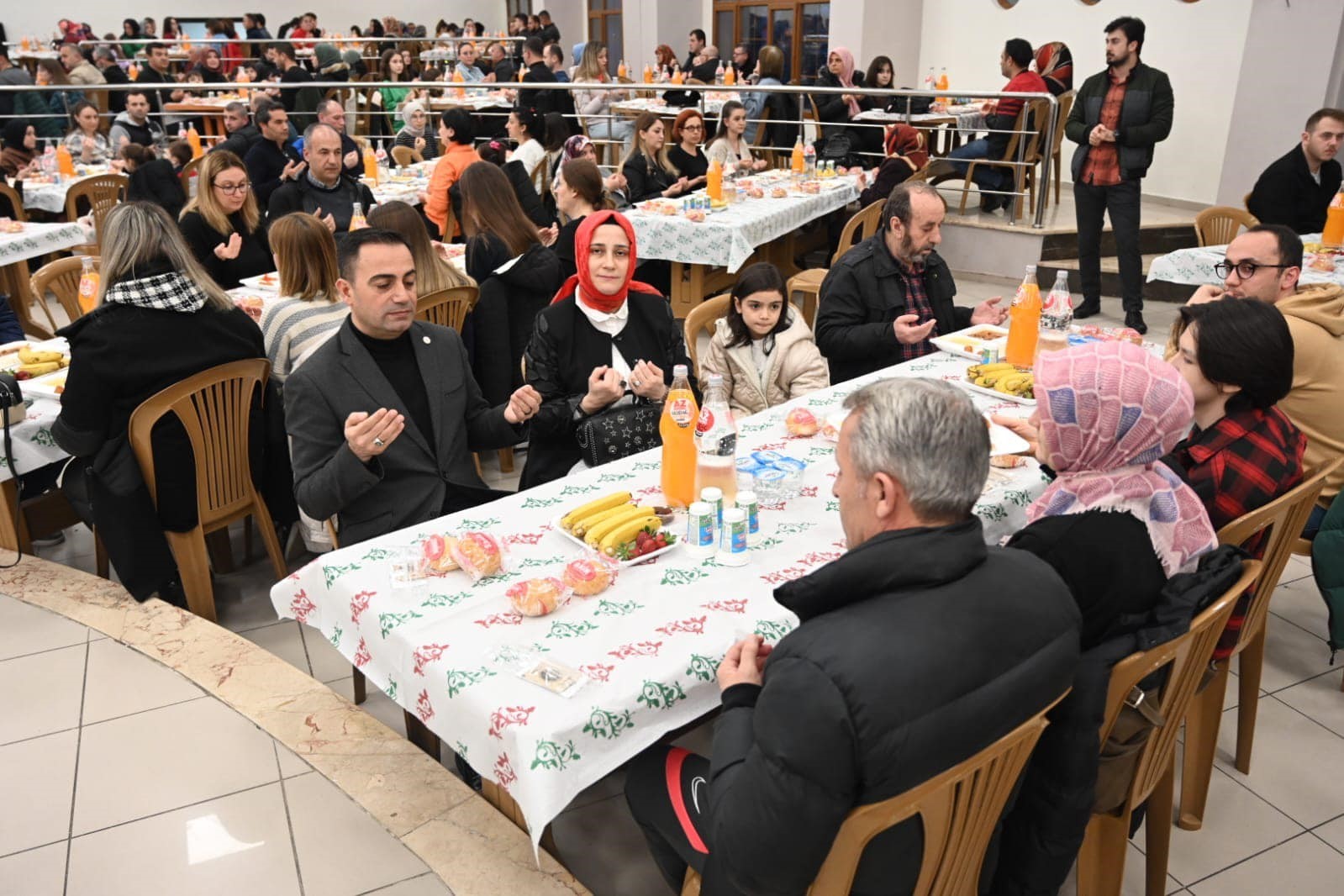BİGA BELEDİYE BAŞKANI BÜLENT ERDOĞAN, BELEDİYE ÇALIŞANLARI VE AİLELERİYLE İFTARDA