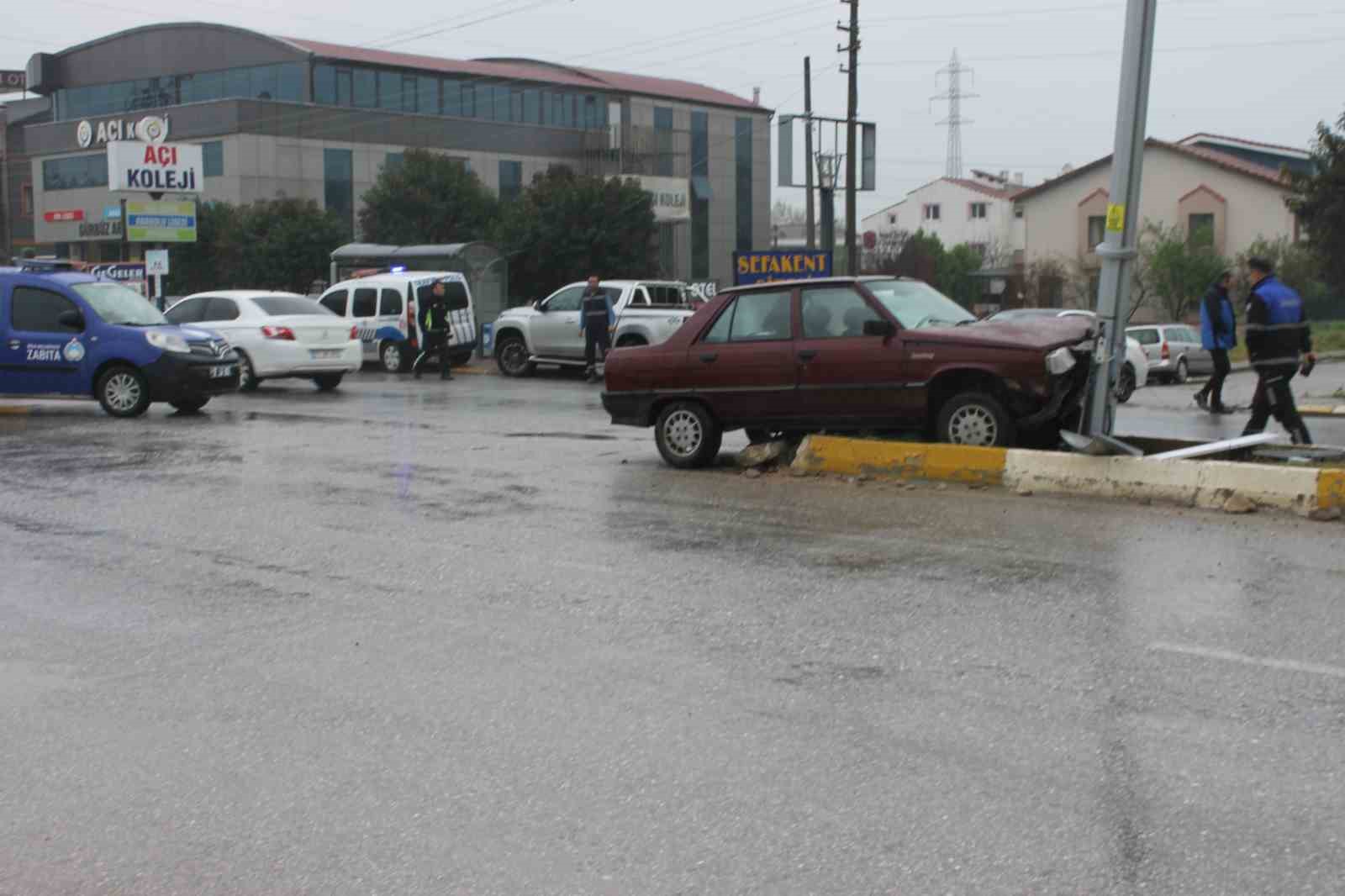 ÇANAKKALE’NİN BİGA İLÇESİNDE İDDİAYA GÖRE YAĞMUR NEDENİYLE KAYGANLAŞAN YOLDA DİREKSİYON