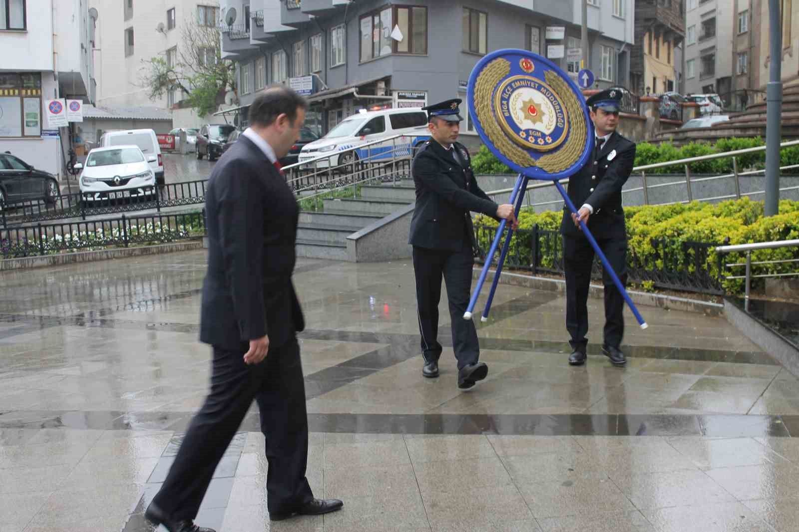 BİGA'DA TÜRK POLİS TEŞKİLATI'NIN 178'İNCİ YIL DÖNÜM NEDENİYLE ÇELENK SUNMA